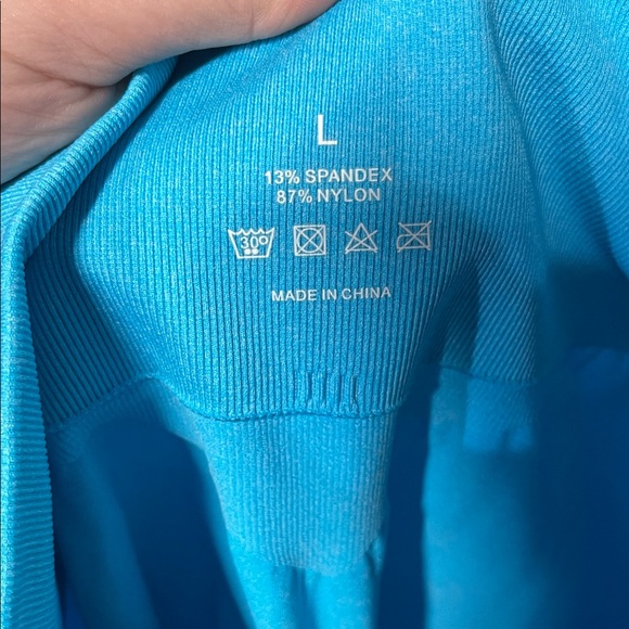 NVGTN WOMENS BLUE SEAMLESS COMPRESSION ATHLETIC SHORTS LARGE - Picture 3 of 3